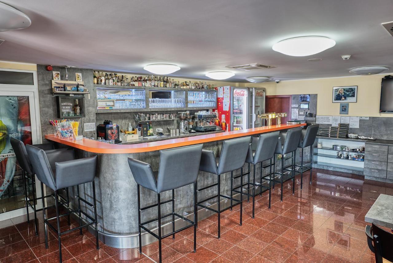 Hotel Arena Хомутов Экстерьер фото