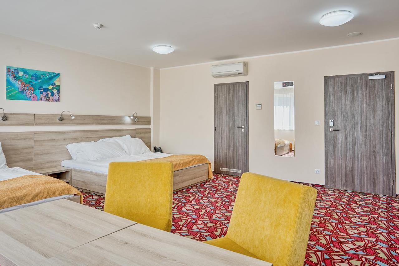 Hotel Arena Хомутов Экстерьер фото